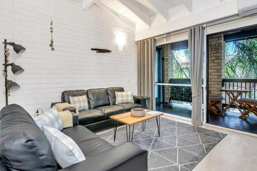 'Treetops at Glenelg' Coastal Stay with Leafy Patio