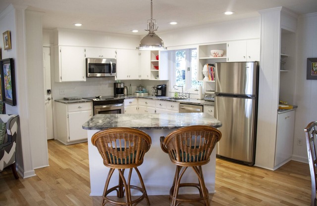 Trendy 3 Bedroom 2 Bathroom In Historic Village - Walk To Everything