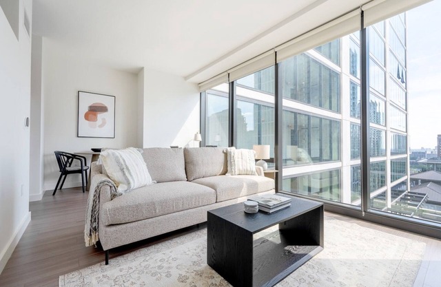 Trendy South Loop 1BR w/Pool, Gym & Spa, nr Grant Park, by Blueground