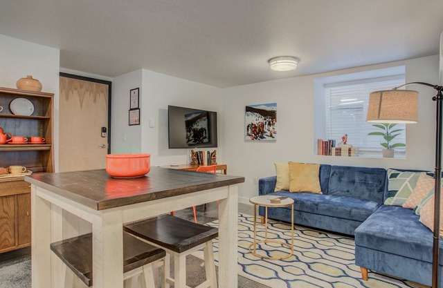 Trendy Urban Neighborhood & Dog-Friendly Downtown