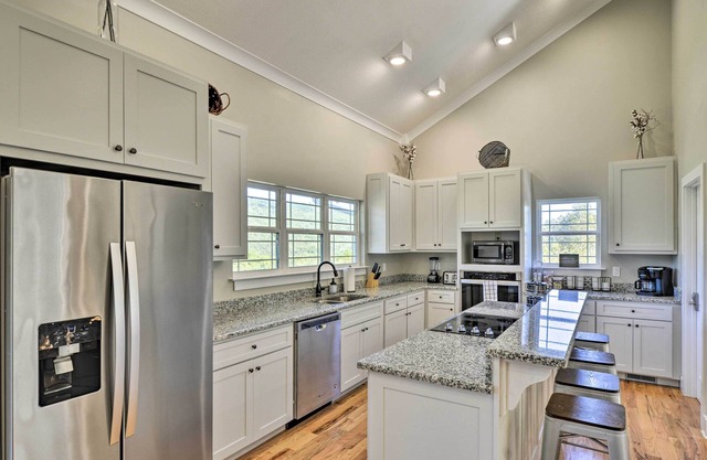 Trenton House w/Mountain Views, Fire Pit & Grill!