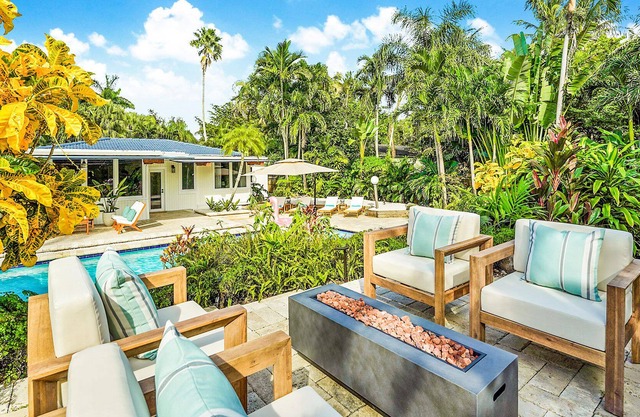 Tropical garden Villa w/ pool, game room, fire pit