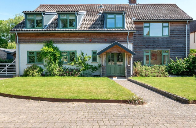 Troy - Five Bedroom House, Sleeps 10