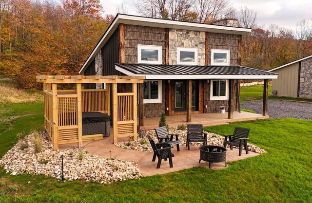 Two-Bed, Modern Luxury w Hot Tub