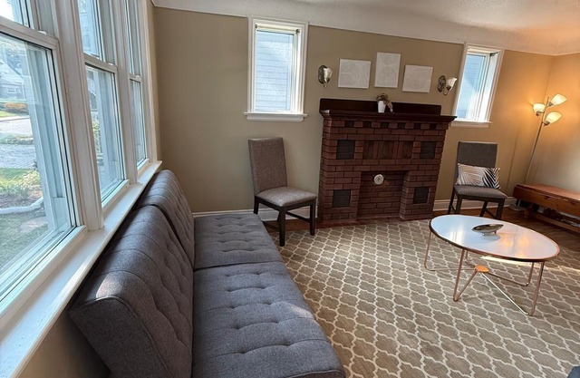 Two Bedroom Bungalow Closer to Burlington Downtown - Sleeps 6. Close to Downtown