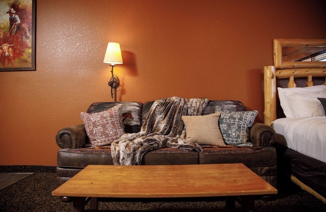 Two Queen Studio With Kitchen, Access to Pool, Hot Tub, and Gym