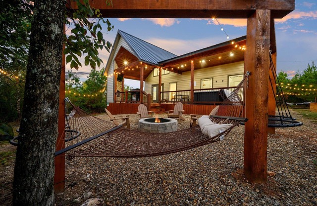 Under the Stars: Secluded, Hot Tub, Firepit, Pets, Games