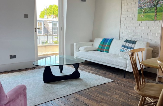 Unique 2-bed duplex in fabulous west London location with a sunny balcony