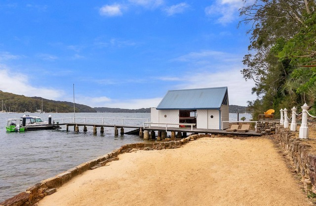 Unique Boat-Access: 5-Bed Waterfront Escape