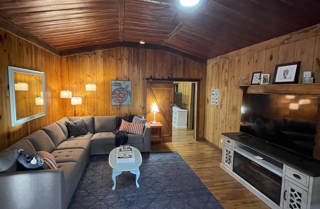 Unique cabin close to beach and boat launch!