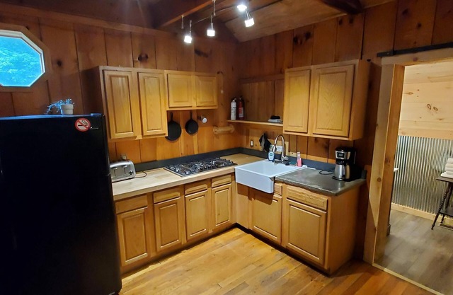 Unique Cabin in Natural Bridge State Park! Renovated, New Hot Tub, Wi-Fi