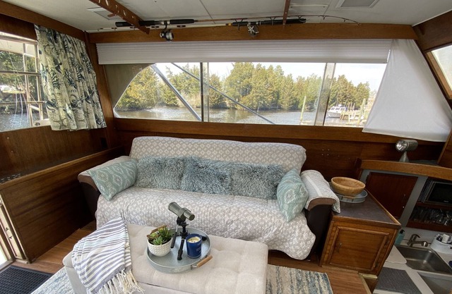 Unique Houseboat Experience!