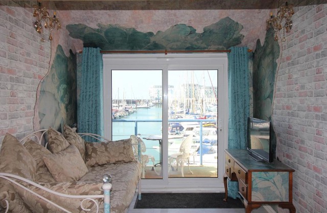 Unique, loft-style apartment with fantastic Brighton Marina views