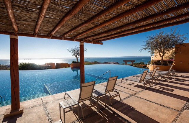 Unique Luxury Home - Private Beach Club & Housekeeping included