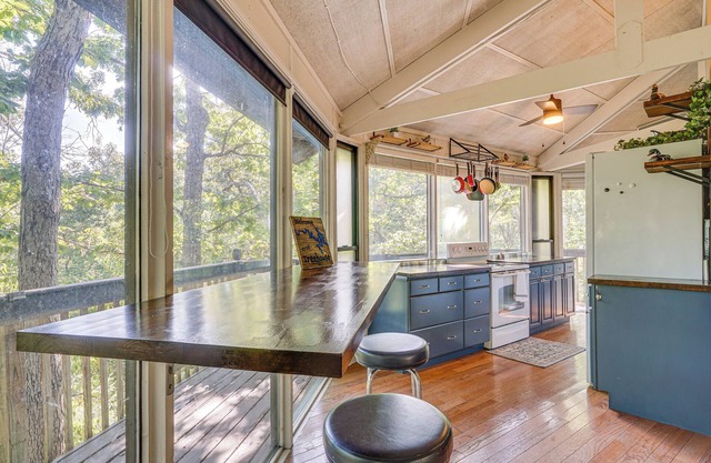 Unique Treehouse Hideaway Near Lake of the Ozarks