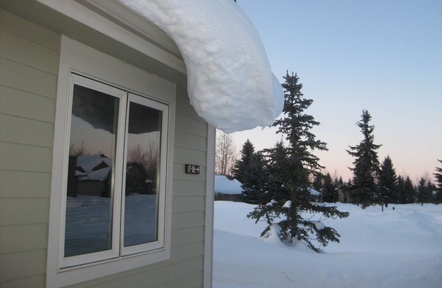 Unit 17 Spacious 3 Bed/3 Bath Condo on Golf Course with Hot tub/ Sauna/ Pool