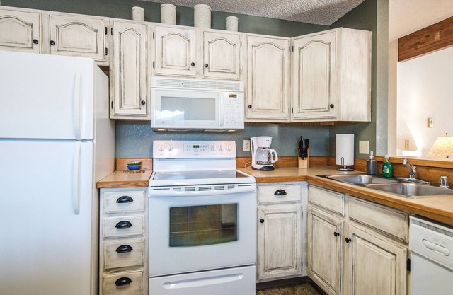 Unit #4 Cozy 2 Bed/2 Bath Condo on Golf Course with Hot tub/ Sauna/ Pool