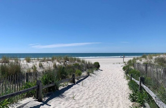 Unit 4 · Stylish 1BR Apt Under 1 Minute to Beach