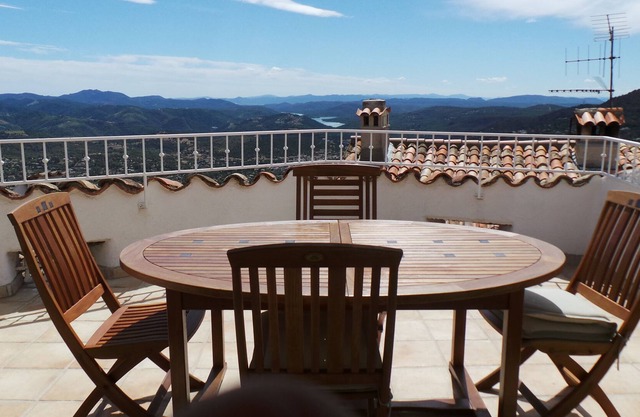 Unobstructed view of the bay of Cannes and the Esterel mountains.