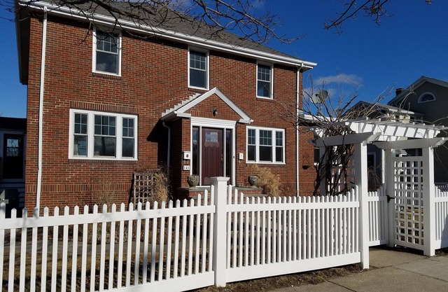 Updated 1 br steps to downtown, 3 beaches, Stacey Blvd, + Stage Fort Park