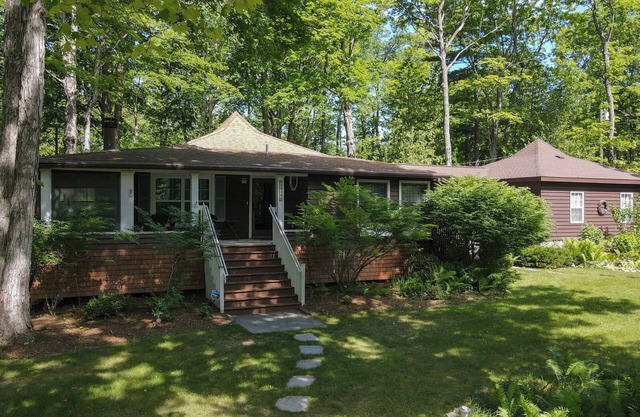 Updated cabin sleeps 8. Pet friendly, and has private neighborhood beach.