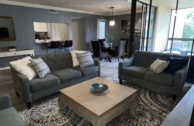 Updated Delray Raquet Club 2 Bedroom, 1 mile from Beach, 2 pools, gym on site