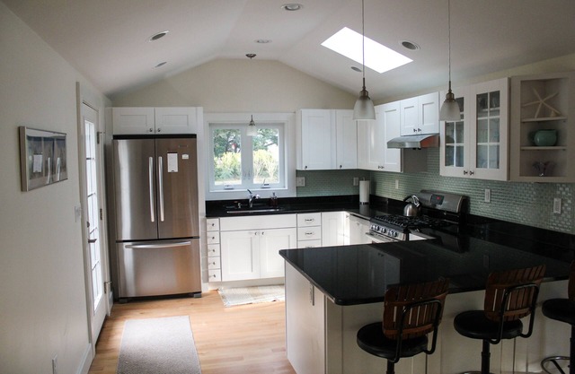UPDATED & IMMACULATE HOME! Walk to beach, a/c, WiFi, fire pit!