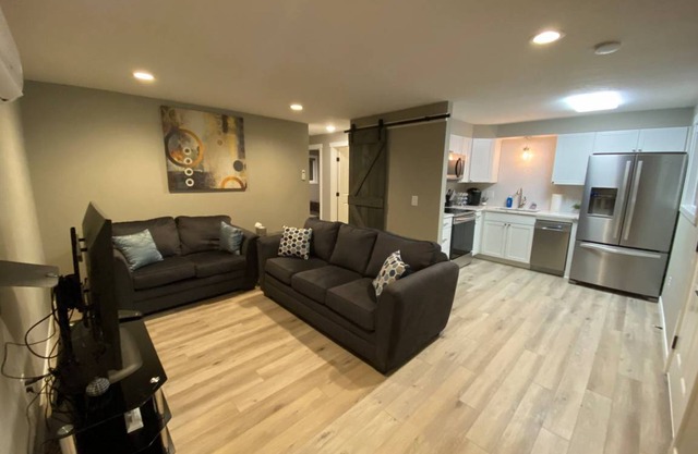 updated Upstairs Space 5 Min To Browns Park