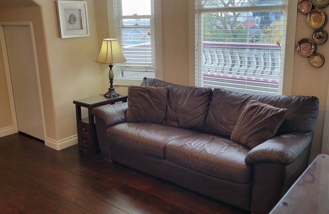 Upgraded Unit w/Bay & Bridge Views. Close to DT, Conv Ctr, Zoo, Beaches, Parks.