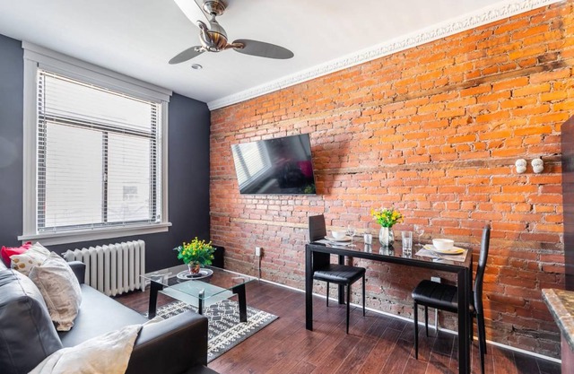 Upscale 2BR with King Bed - Boutique Apartment - PRIME Location!