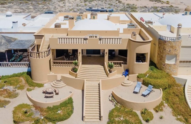 UPSCALE Beachfront Amazing. 5 bedrooms. Pet Friendly!