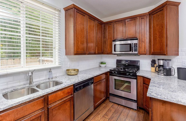 Upstay - 2-home Complex in Govalle for 18ppl
