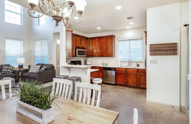 Upstay - Govalle Get-a-way