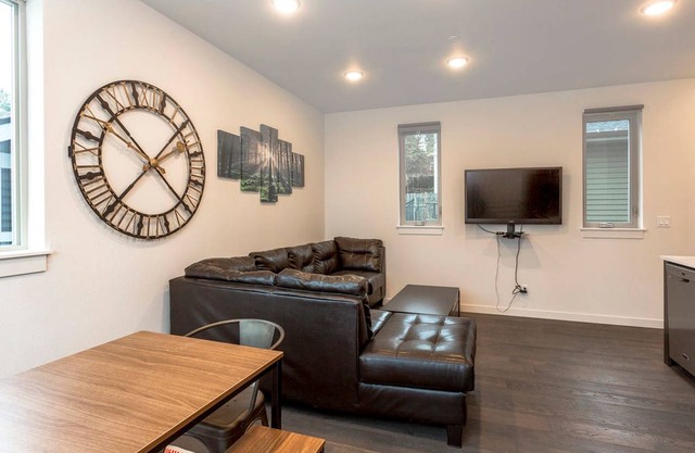 Urban Oasis - Sleeps 8! Ultra Modern Seattle Condo