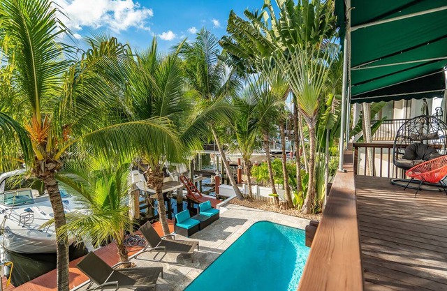 PRIVATE OASIS 7 BEDROOM-6 BATH FOR 15 GUESTS