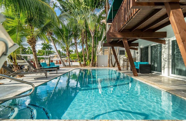 PRIVATE OASIS 4 BEDROOM- 3 BATH FOR 8 GUESTS