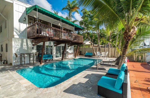 PRIVATE OASIS 3 BEDROOM-2 BATH FOR 6 GUESTS