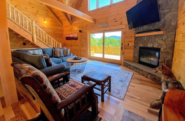 UV Log home with direct Cannon Mountain views! Minutes to attractions. Fireplace, Pool Table, AC!
