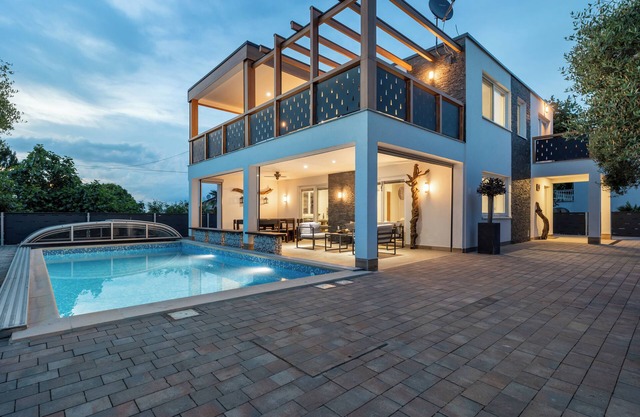 Vacation home with pool and sea view