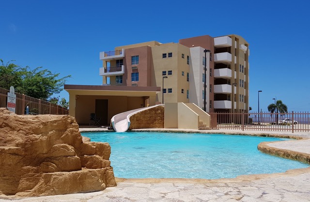 Vacation in Paradise 5 Star Apartment with Ocean View and Pool, Wifi Ready