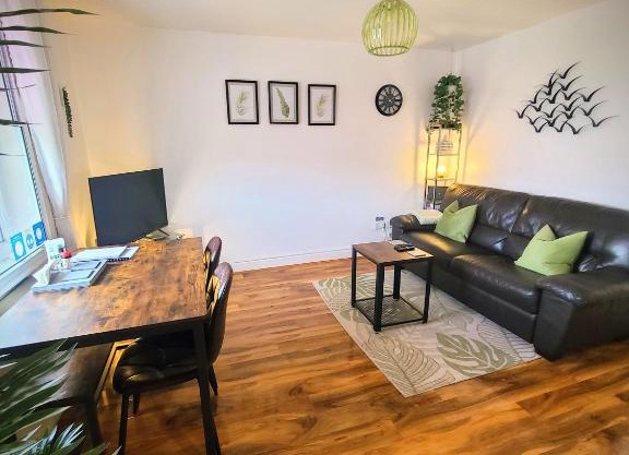 VALE VIEW APARTMENT, Prestatyn, North Wales - a stylish, dog-friendly holiday let just a 5 min walk to beach & town!