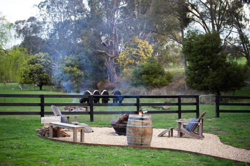 Valley Park High Country Retreat - Farm Stay Feel, Tiny Home Vibes