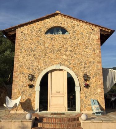 Valuable rustic Tuscan swimming pool, breathtaking view of Camaiore