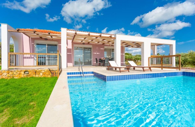 Vatsa Beach Villa: Large Private Pool, Walk to Beach, Sea Views, A/C, WiFi