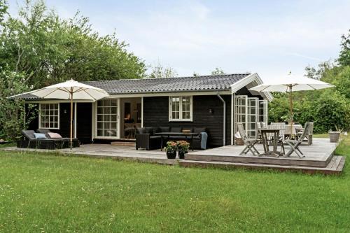 Vejby Klassisk Sommerhus Med Ro Og Natur