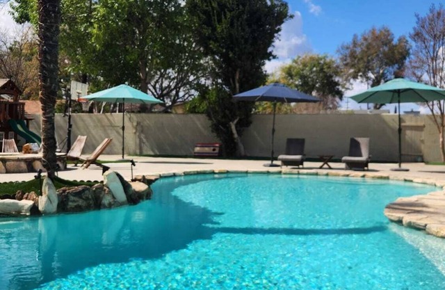 VeryPrivateHouse in Riverside,3bedrooms& 2 1/2 bathroom house w/Pool & big Patio
