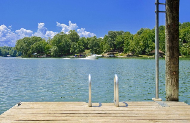 VETERAN OWNED - DEEP H2O, HUGE HOME, Fire Pit, WiFi, Kayaks/SUP's!