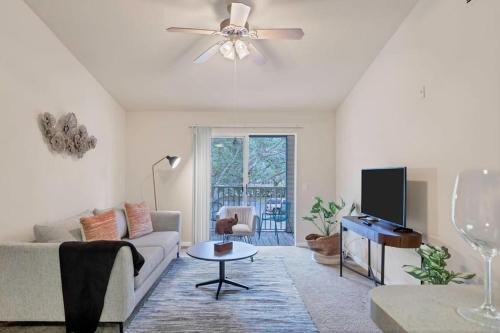 Viagem Prime Location and Open 2BR Balcony Pool Gym
