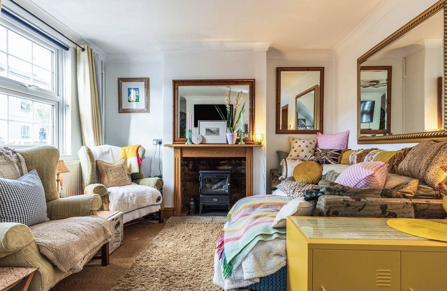 Victorian Cottage set in Conservation area 100m from the ever popular Bath Road