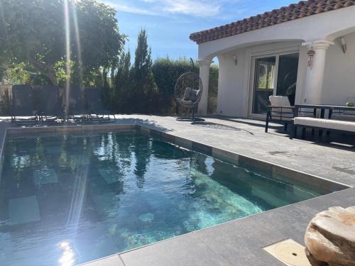 Villa 6 couchages sur la côté bleue avec piscine